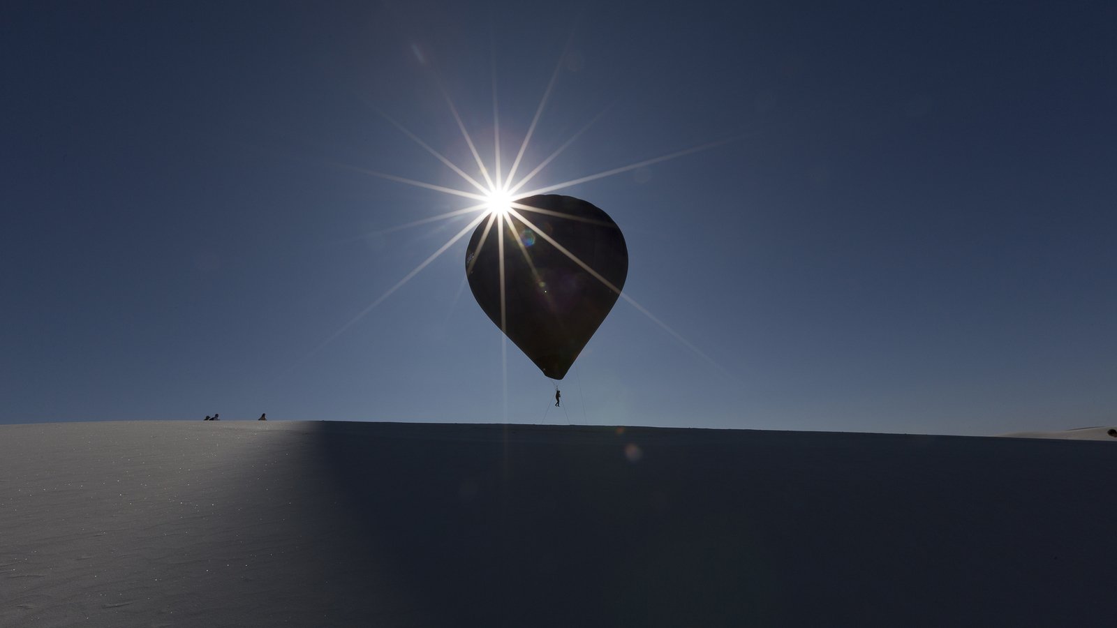 Aerocene Human Flight launches in White Sands, New Mexico, USA, 2015&nbsp;Part of Territory of the Imagination, Rubin Center for the Visual Arts, El PasoPhoto: &copy; Studio Tom&aacute;s SaracenoCourtesy Aerocene FoundationLicensed under CC BY-SA 4.0. 2019