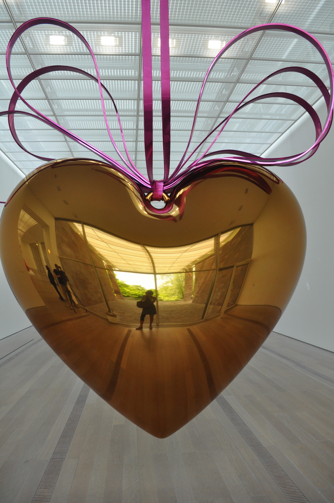 Jeff Koons. Hanging heart. 1994-2006. Steel. 10 х 30 х 21 cm. Beyeler Foundation