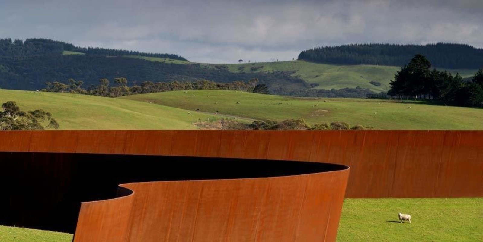 Richard Serra. Te Tuhirangi Contour. 1999-2001. Weatherproof steel. 257 m x 6 m x 5 cm. Gibbs Farm (Kaipara, New Zealand)