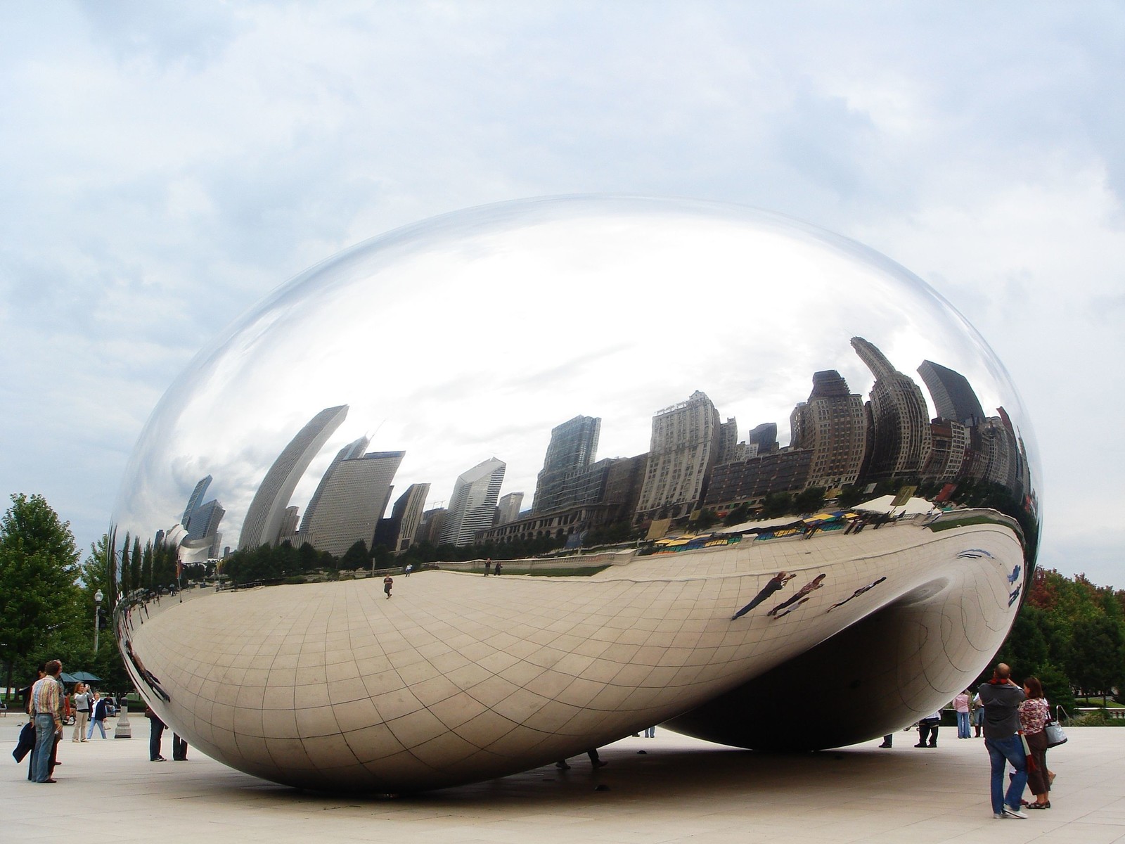Аниш Капур. Облачные врата. 2006. Скульптура, нержавеющая сталь. 10x13x20 м. Парк &laquo;Миллениум&raquo;, Чикаго