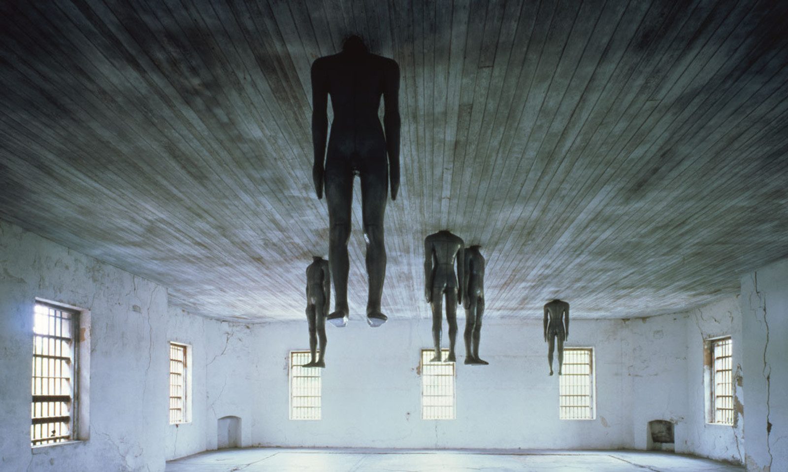 Брюс Науман. Повешенный. 1986. Неоновые лампы, монолит. 13,97x22x2,73