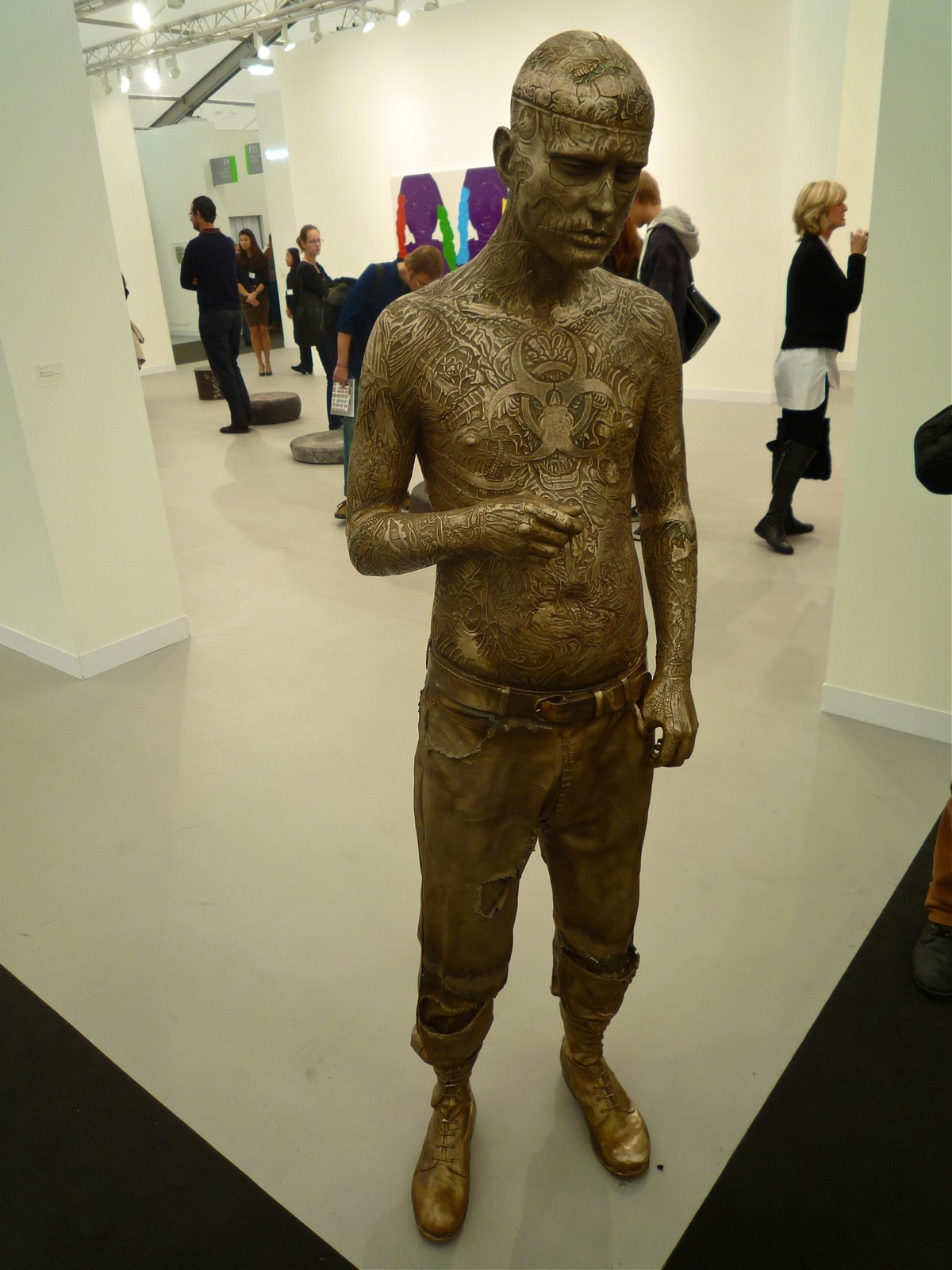 Марк Куинн. Зомби-бой (Рик) Cu Pb Nn Fe Mg Si. 2011. Скульптура, бронза. 178x56x35. Галерея White Cube, Лондон