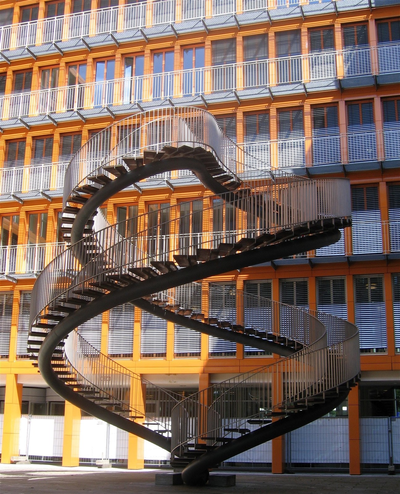 Олафур Элиассон. Перезапись. Бесконечная лестница. 2004. Мюнхен, Германия