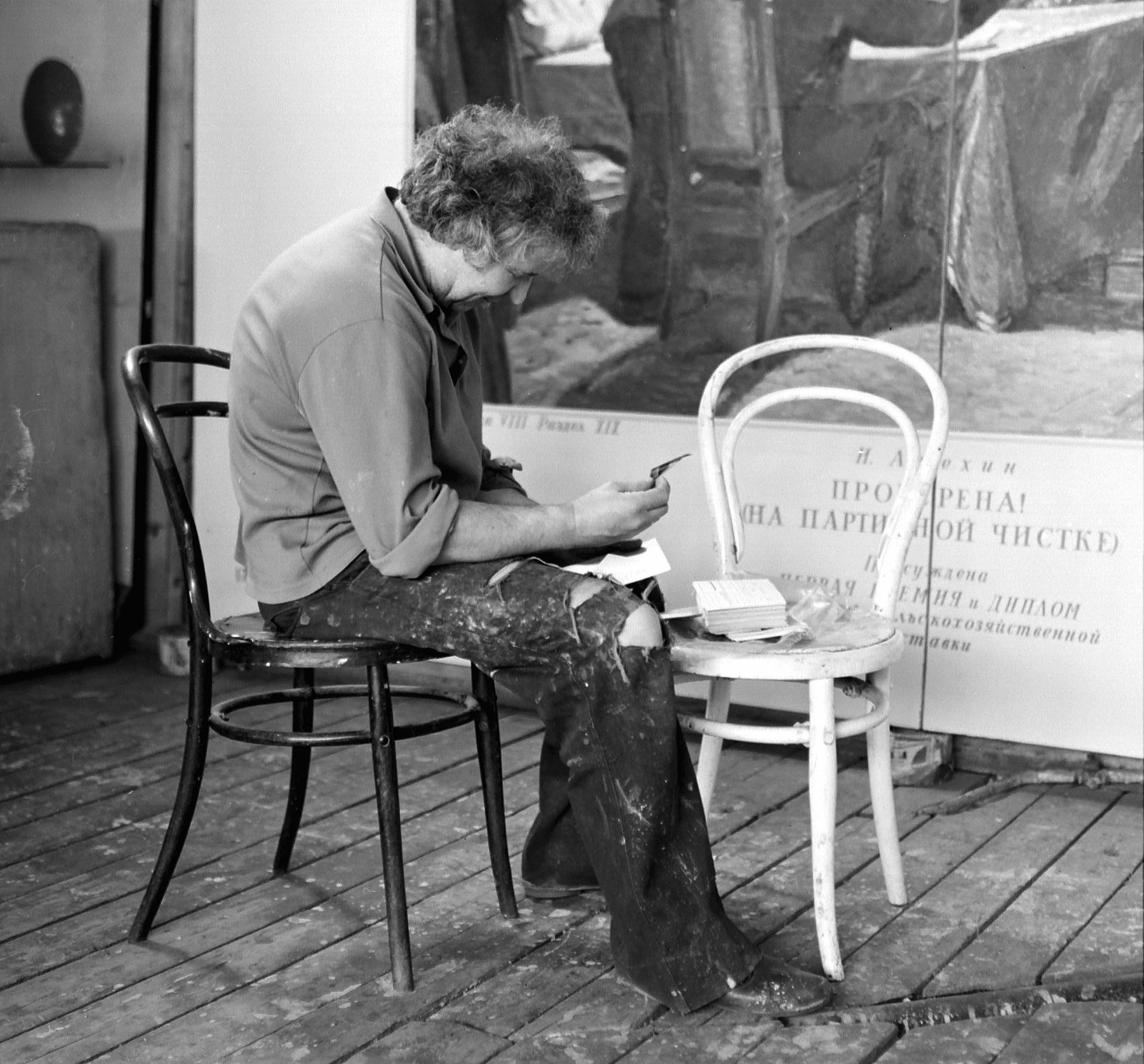 Илья Кабаков в своей московской мастерской. 1984
