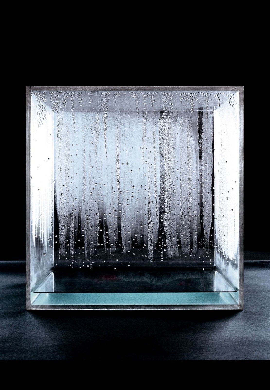 Ханс Хааке  Конденсационный куб. 1963–1965  Плексиглас, вода. 76 x 76 х 76 см  Музей современного искусства, Барселона, Испания