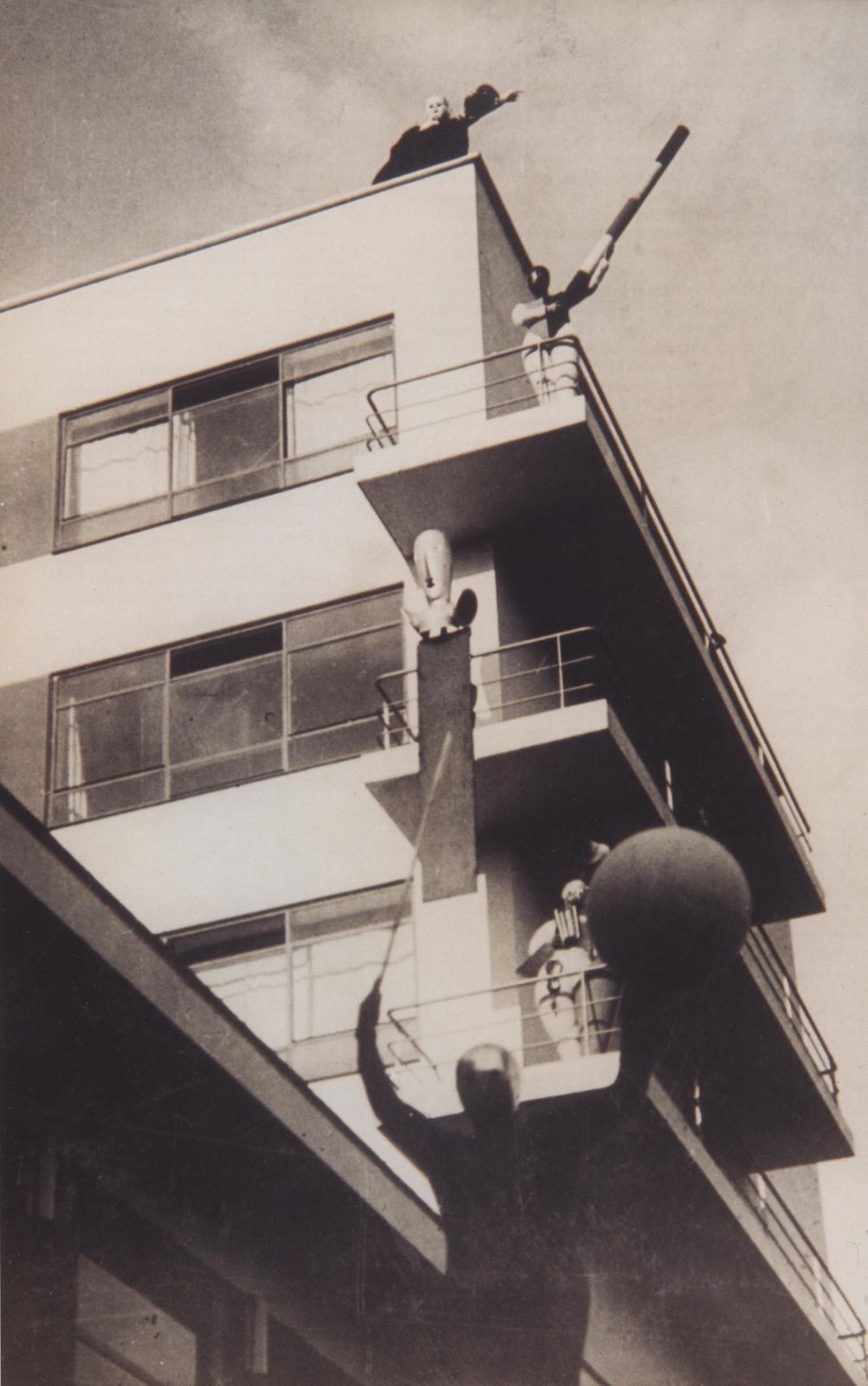 Танцы на здании Баухауса (Вальтер Гропиус, 1927) Фото 1929 г. &copy; Bauhausarchiv, Berlin
