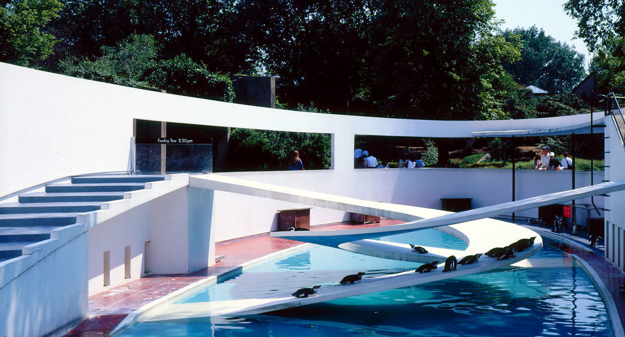 Berthold Lubetkin. London Zoo penguin pool. 1934 &copy; Janet Holl / RIBA Library Photographs Collection 1995