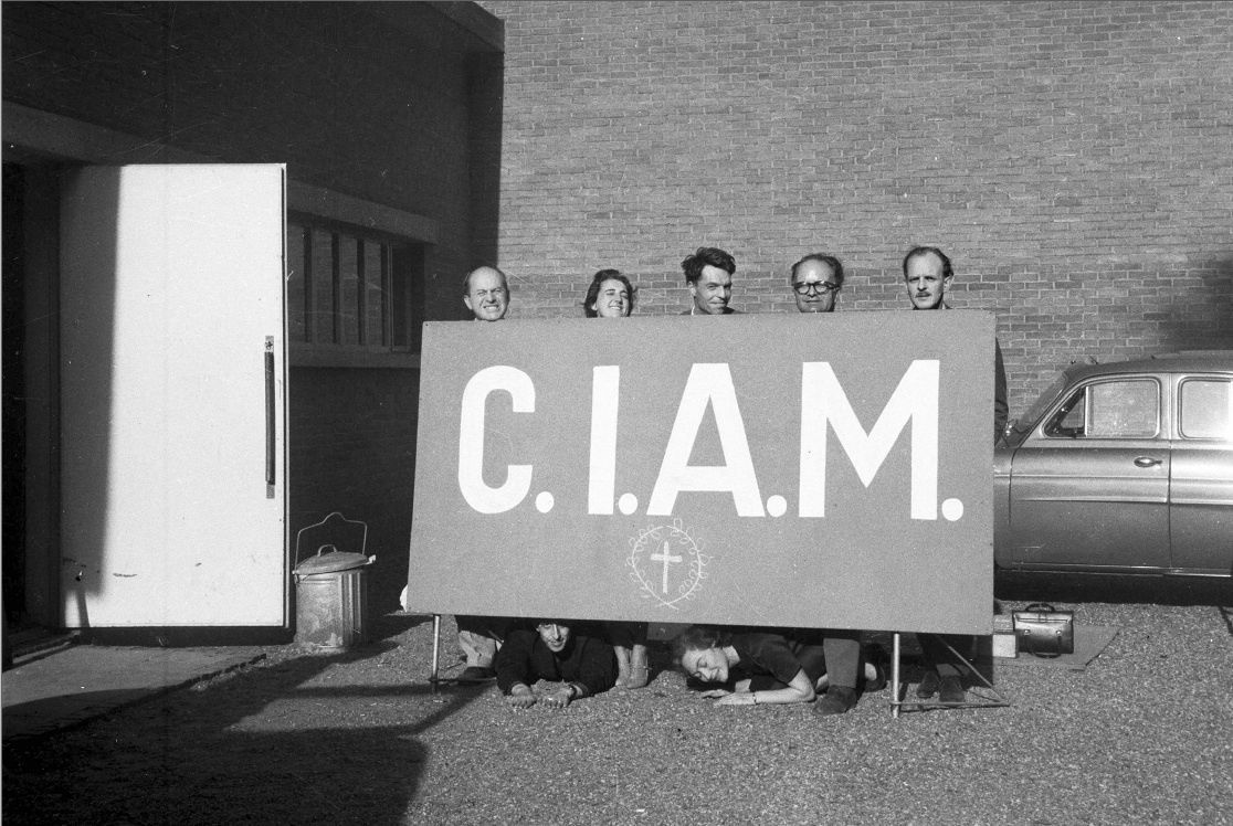 Team 10 burying CIAM. 1956&copy; Alison und Peter Smithson Archiv, Nederlands Architectuurinstituut, Rotterdam, Niederlande