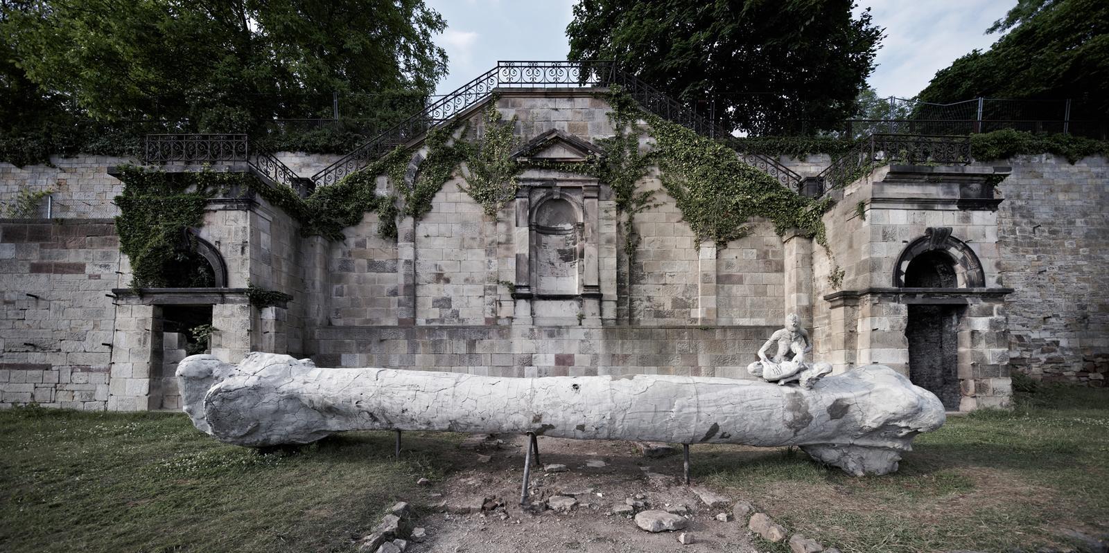 Адриан Вильяр Рохас. Return the World. 24&nbsp;000 x 600 x 80 см. Глина, дерево, цемент, металл. Кассель, Германия