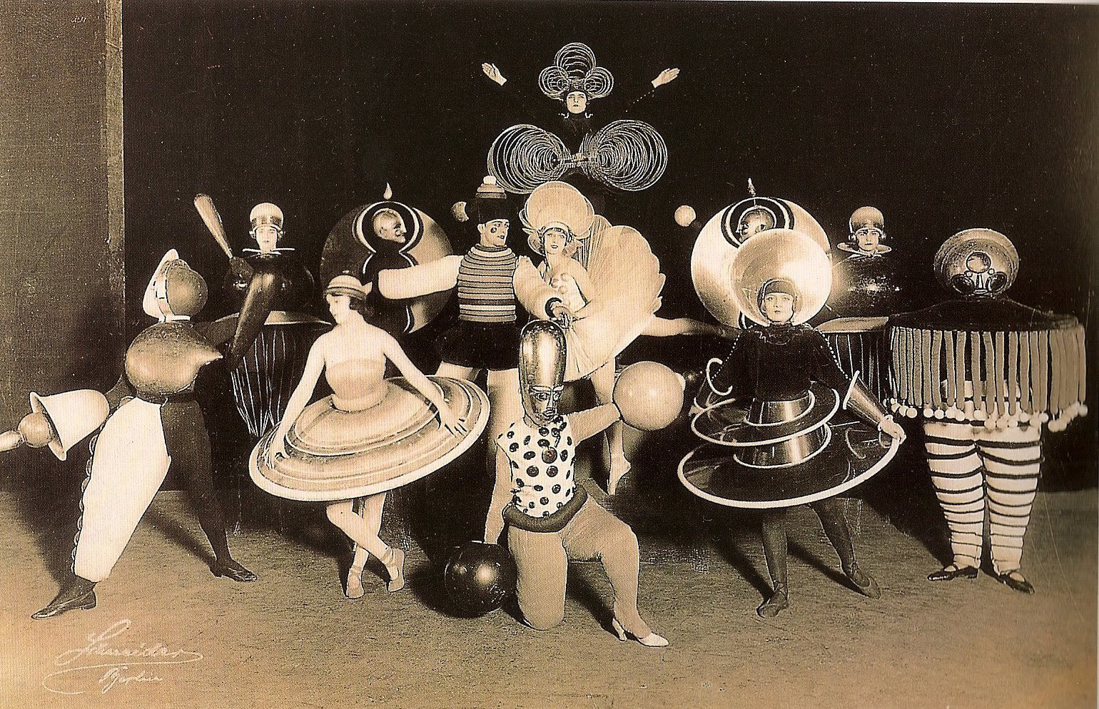Триадический балет. 1922. Премьера состоялась в Штутгарте