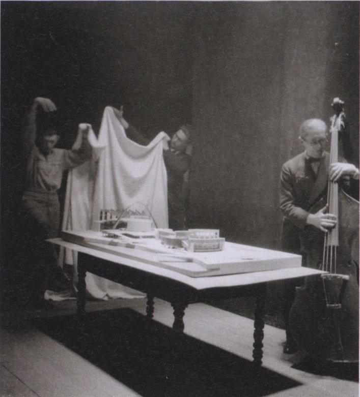 Ле Корбюзье и Пьер Жаннере провожают модель Дворца Советов на конкурс в Москву. 1932&copy; Foundation Le Corbusier