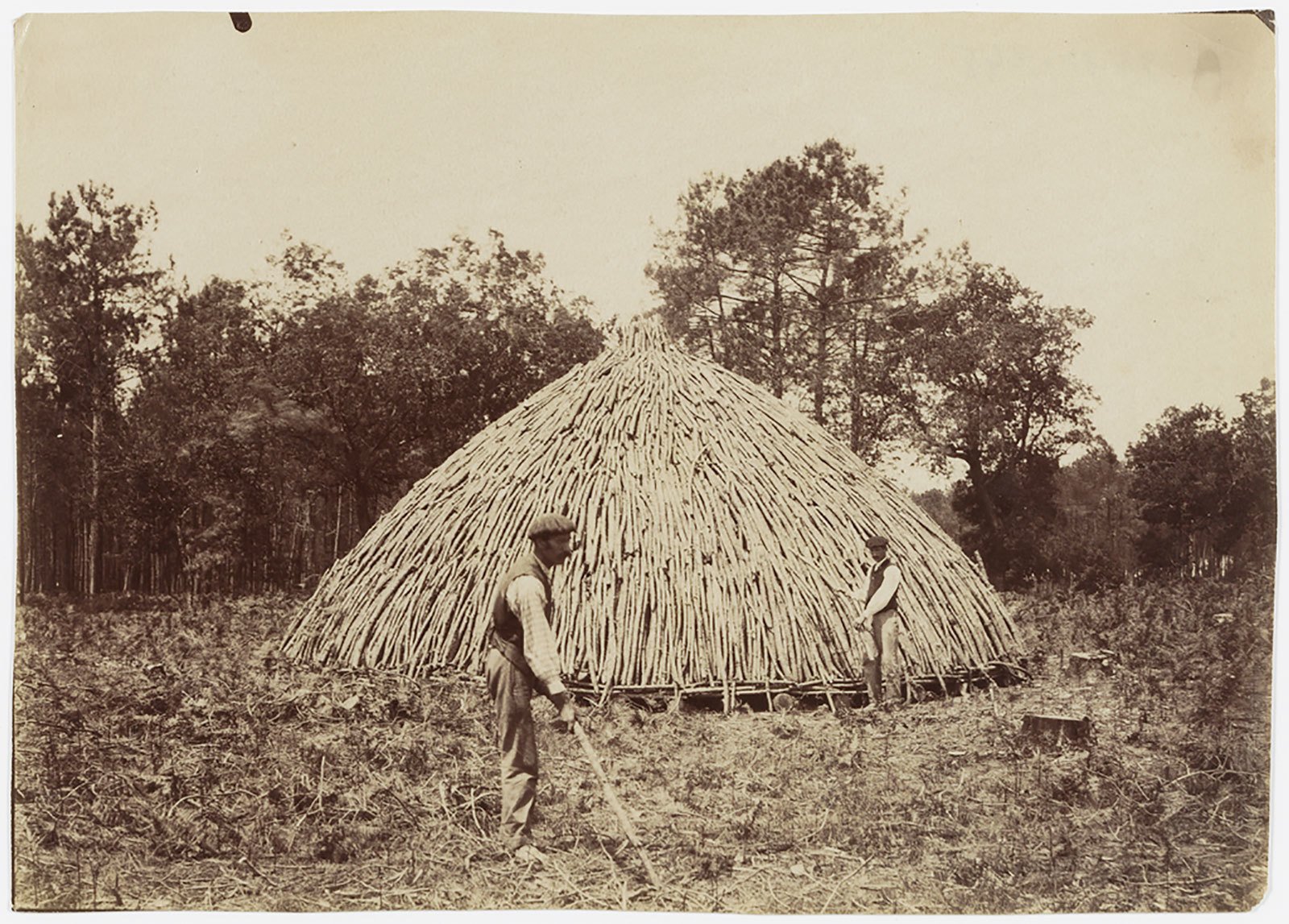 F&eacute;lix Arnaudin, Charcoal making at Baxourdes with Cazade and Vidal, 25 steps East, 14 June 1885. Print from gelatin silver bromide negative. Collection mus&eacute;e d&rsquo;Aquitaine