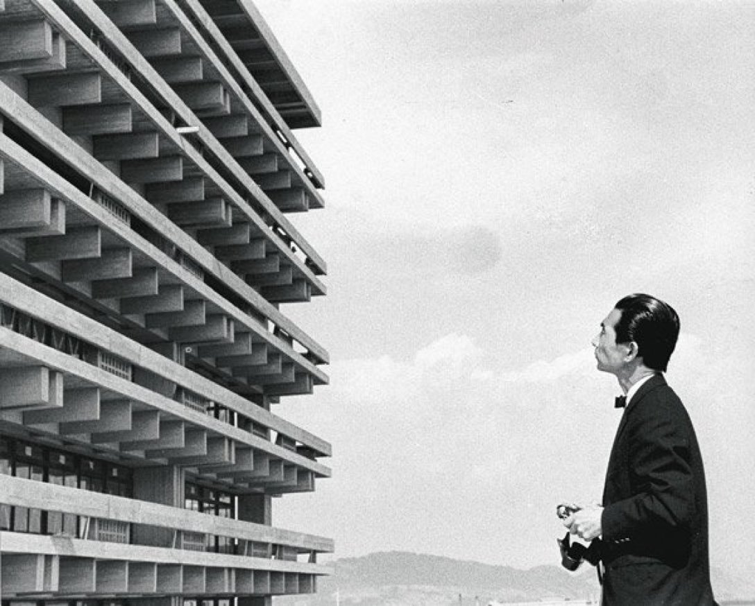 Кэндзо Танге перед зданием префектуры в Кагаве. 1957Courtesy of Tange Associates