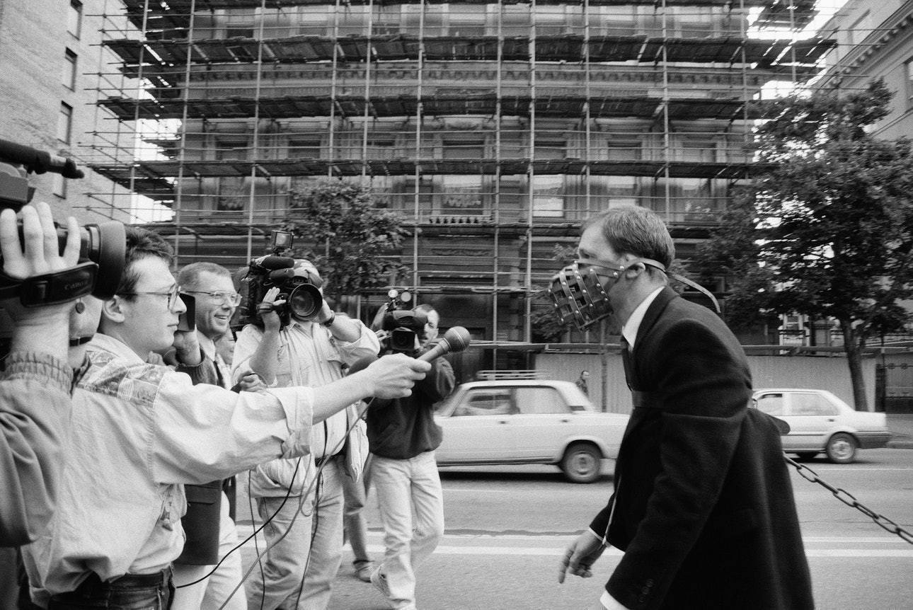 Олег Кулик. Акция &laquo;Человек с политическим лицом&raquo;. Тверская улица, Москва. 16 июля 1995