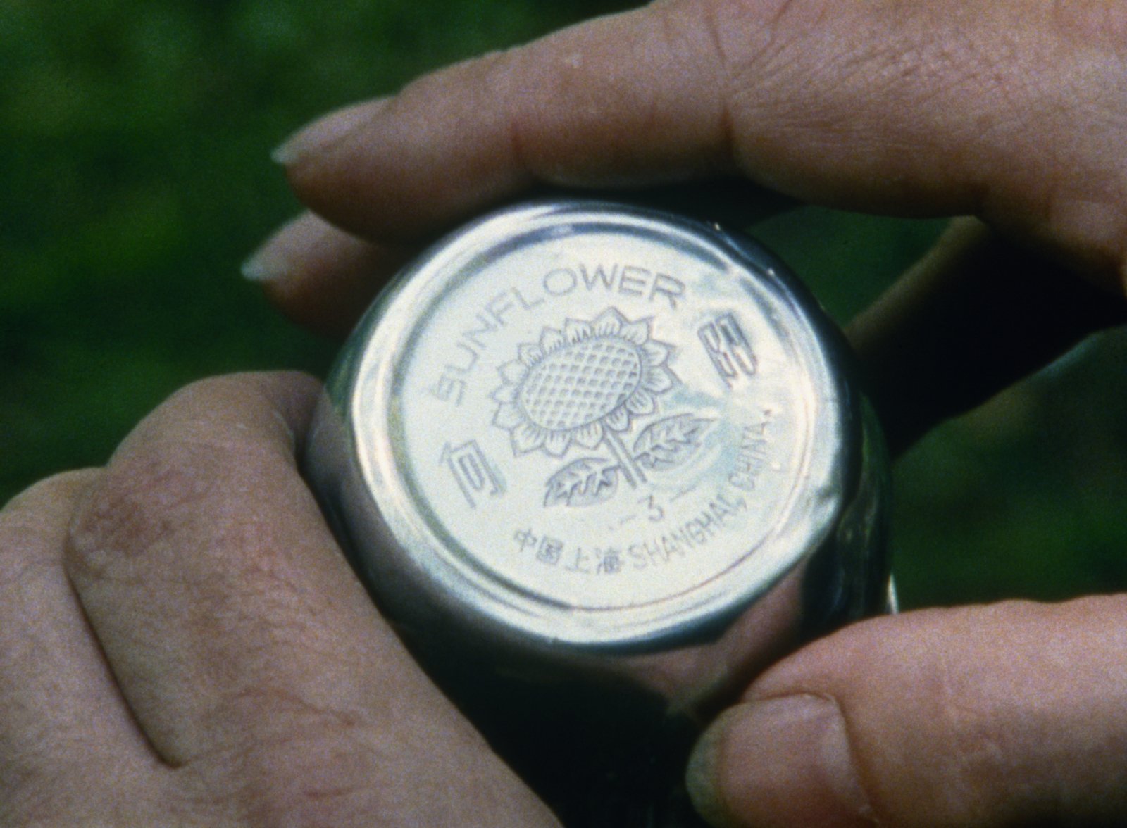 Родни Грэм. Фонокинетоскоп. 2001Фильм на 16-мм пленке (5 мин.), проигрыватель, виниловая пластинкаКоллекция Рингир, Швейцария
