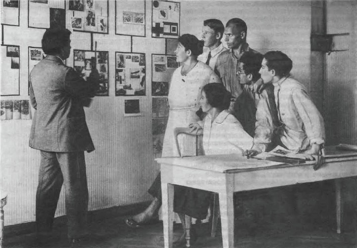 Казимир Малевич с сотрудниками формально-теоретического отдела Государственного института художественной культуры (Гинхук) в Ленинграде. 1925