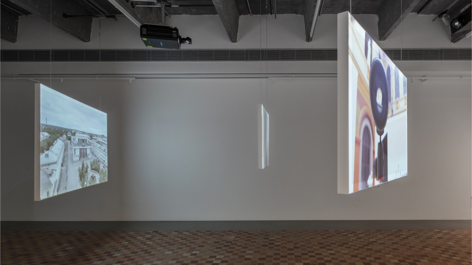 Вид инсталляции Ганны Зубĸовой &laquo;Ложное солнце. Ловец&raquo; в Музее современного исĸусства &laquo;Гараж&raquo;, Мосĸва. 2023.Фото: Алеĸсей Народицĸий