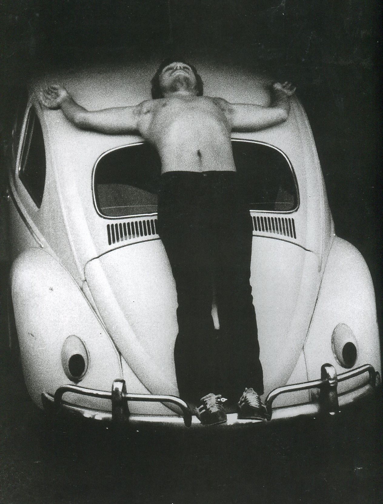 Крис Берден. Распятый. 1974. Перфоманс на Авеню Спидвей в Венеции, Калифорния