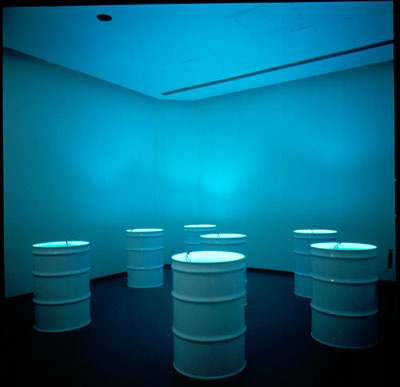 Bill Viola. The Sleepers. 1992. Installation. 7 metal barrels, 7 videos, 7 black and white surveillance monitors, 7 video players and 385 gallons of water. 524 x 584 cm. Musée d'art contemporain de Montréal
