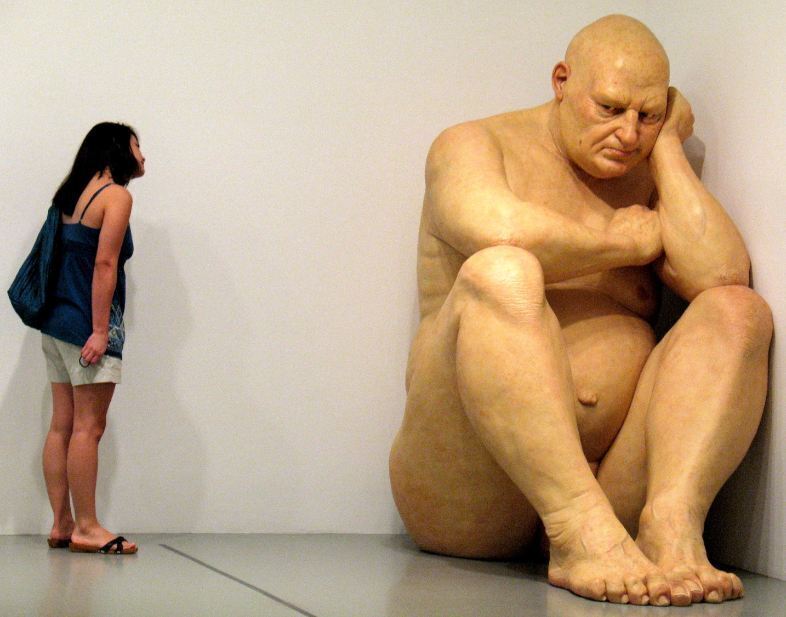 Рон Мьюек. Большой человек. 2000. Полиэстер, стекловолокно. 203,8x120,7x204,5. Музей и сад скульптур Хиршхорна