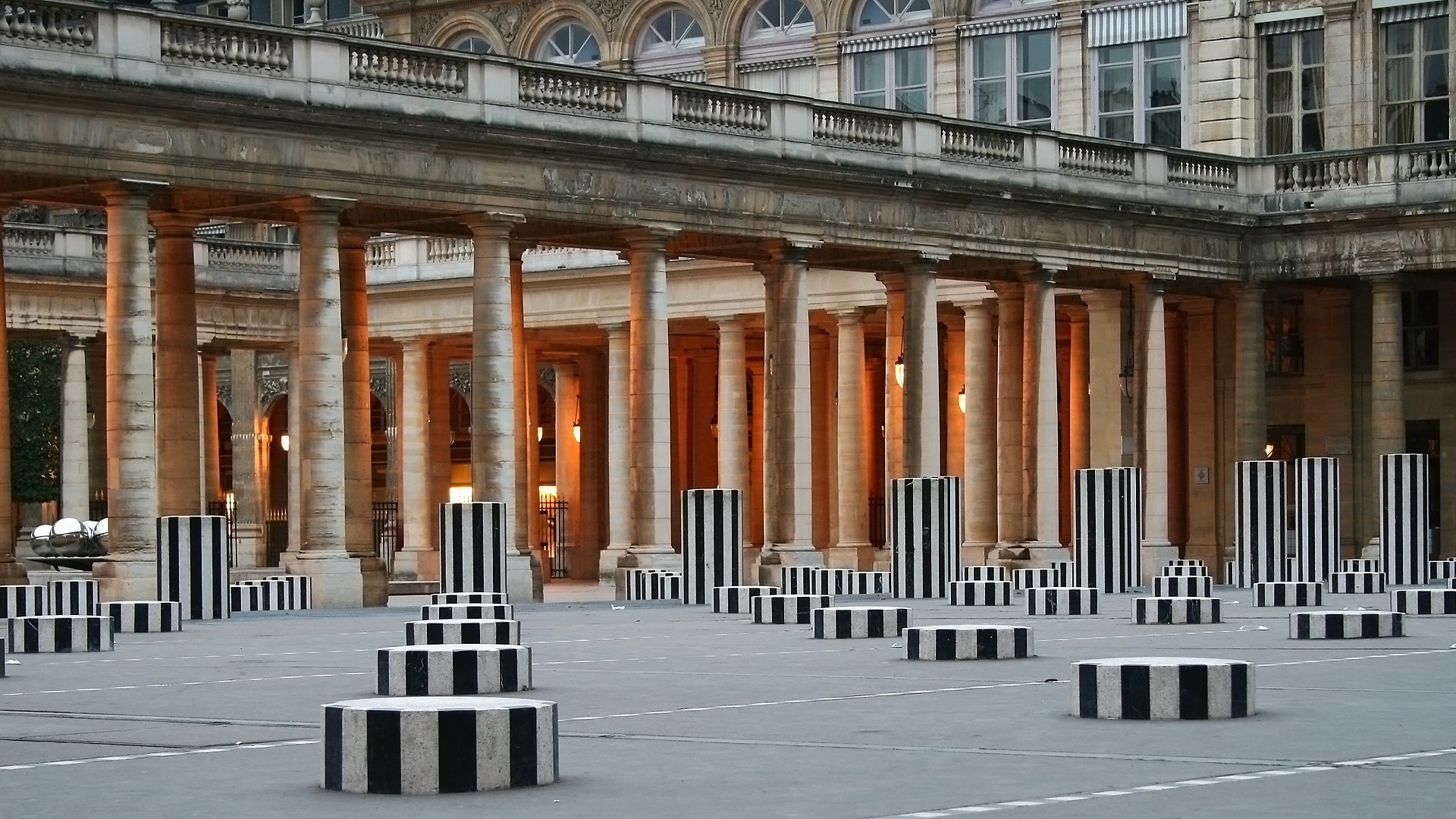 Яёи Кусама. Одержимость точками. 1998. Инсталляция. Музей современного искусства Les Abattoirs, Тулуза