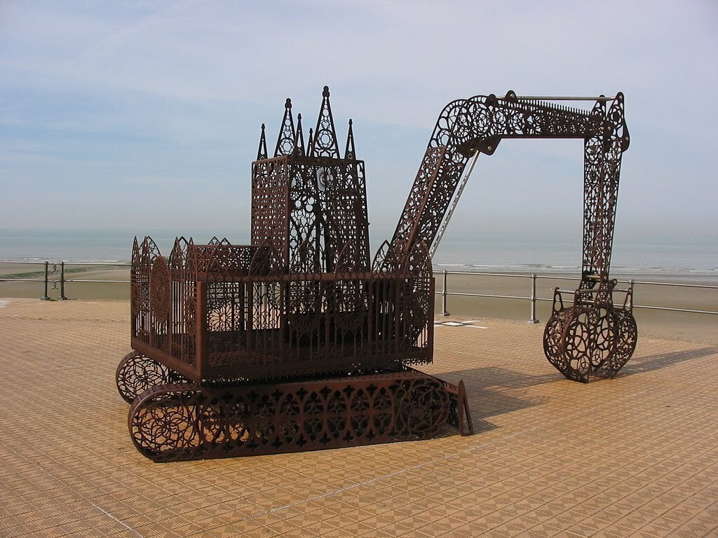 Вим Дельвуа. Гусеница #5 bis. Нержавеющая сталь. Вестенде, Бельгия