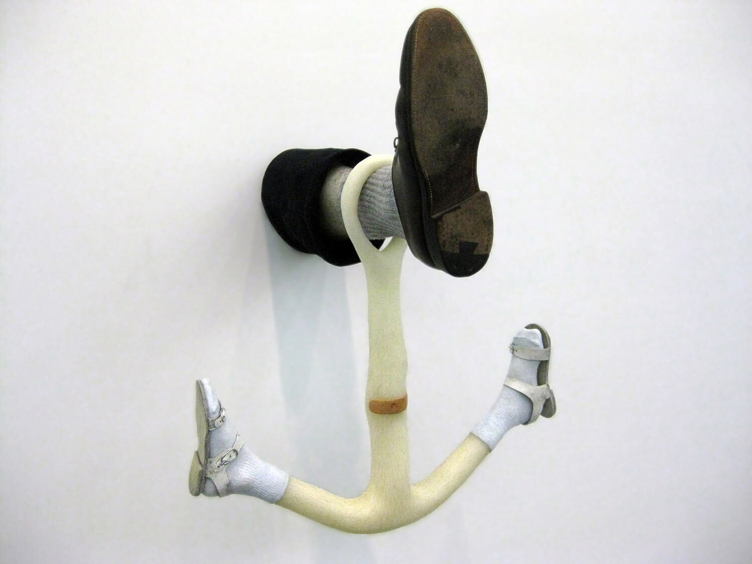 Роберт Гобер. Без названия. 2009. Пчелиный воск, хлопок, кожа, алюминий, человеческие волосы, масло. 71x57. Частная коллекция, Афины