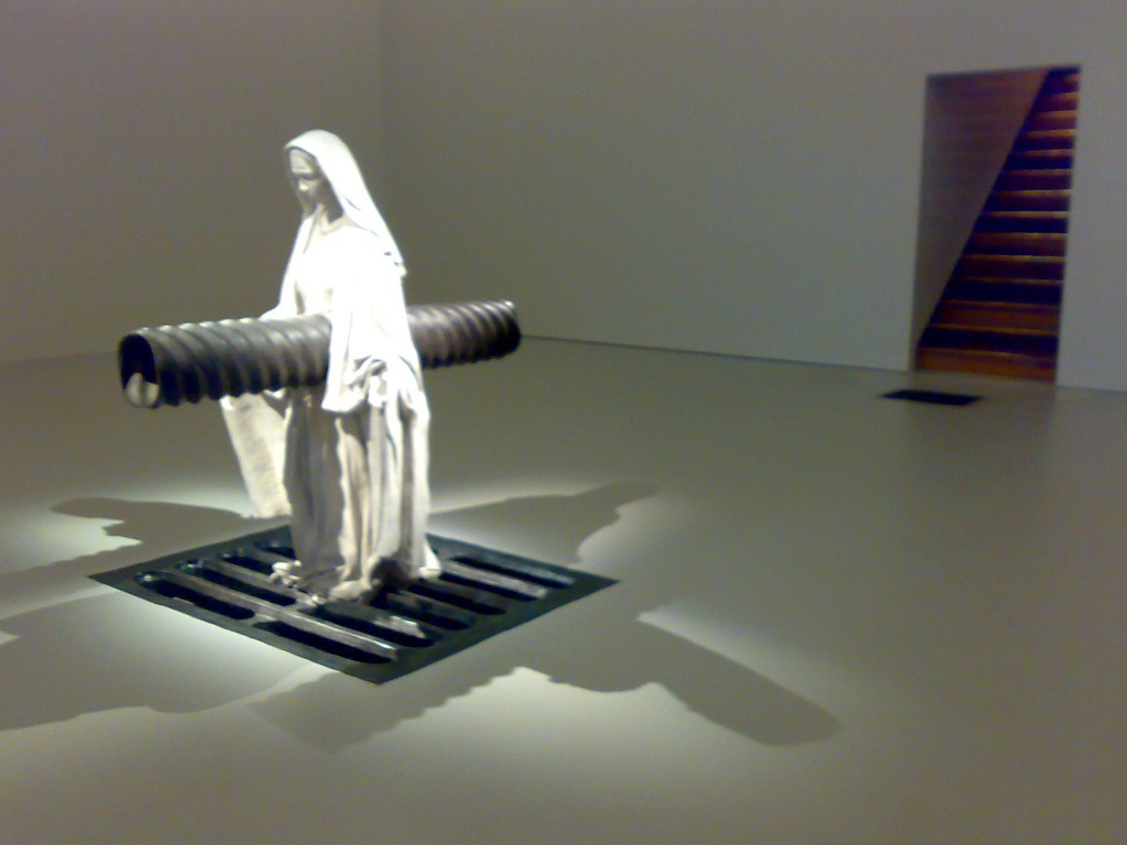 Роберт Гобер. Без названия. 1997. Кожа, дерево, металл, пластик, бронза, шелк, сатин, воск, человеческие волосы, кирпич, стекловолокно. 90,2x90,2x101,6. Музей современного искусства, Лос-Анджелес