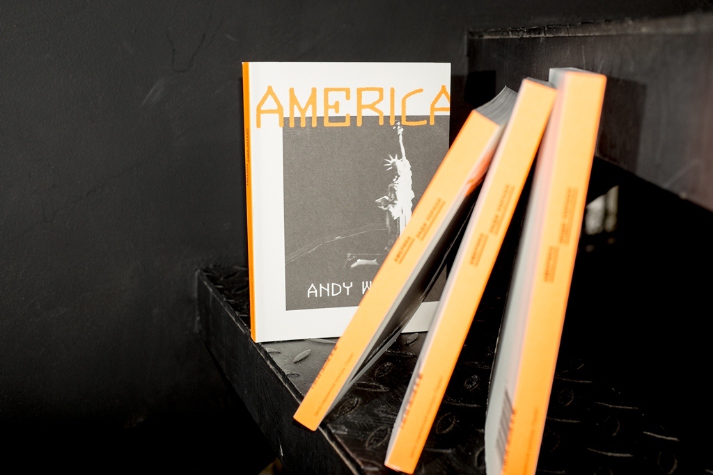 洋書 Andy Warhol America ペーパーバック – America: Warhol, Andy: 9780060960049: Amazon.com: Books