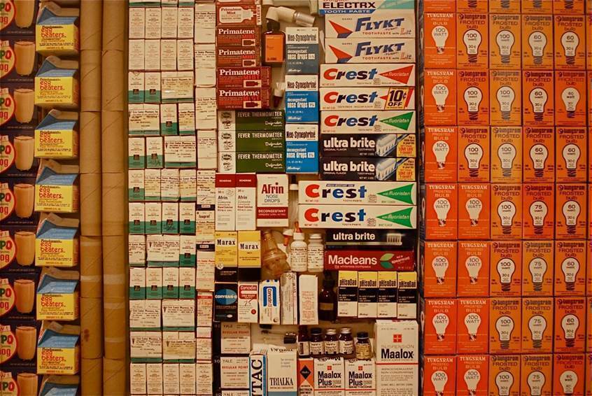 Джордж Мачьюнас. Один год. 1973–1974. Пустые контейнеры от продуктов питания и товаров для дома: консервные банки, коробки и пр.