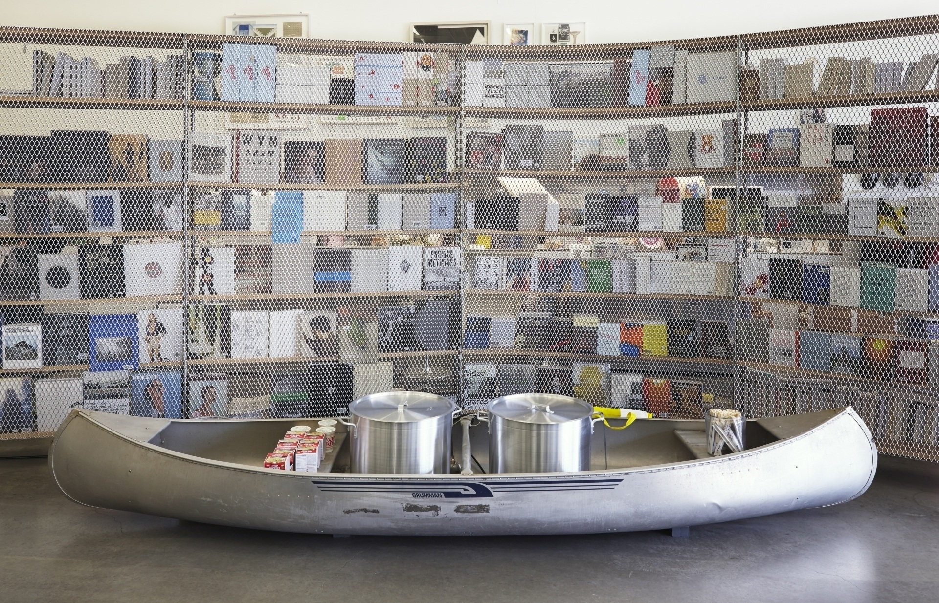 Рикрит Тиравания. Без названия. 1992–1993. Каноэ, железные чаны, продукты питания