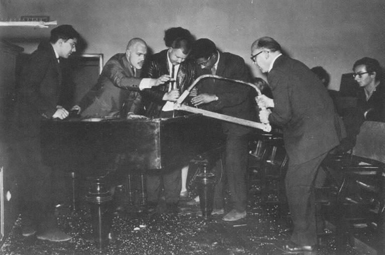 Джордж Мачьюнас. Флюксус. 1961. Фото: Джордж Мациюнас, Дик Хиггинс, Вольф Фоштелл, Бенджамин Паттерсон, Эммет Уильямс на Международном фестивале новой музыки «Флюксус». 1962. Висбаден, Германия