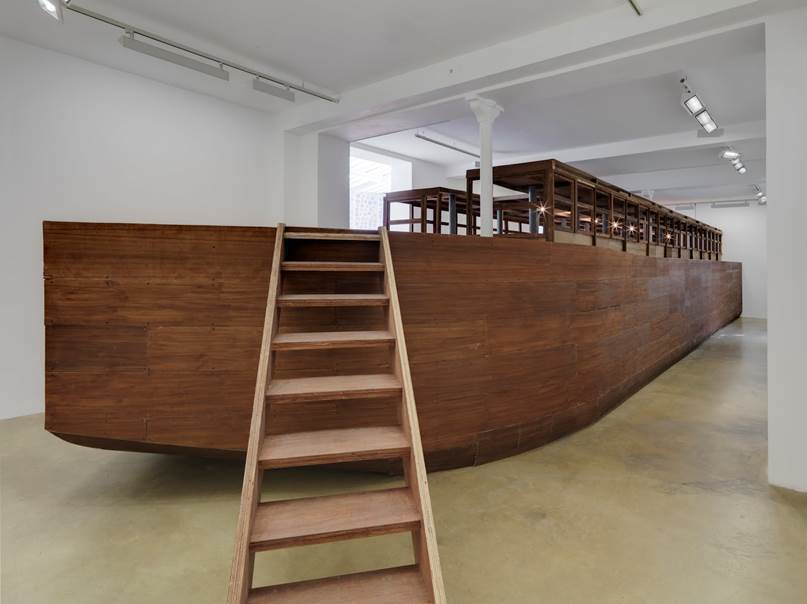 Рикрит Тиравания. Плавающее убежище. 2010. Дерево, металл, манекены, футболки, детские рисунки 