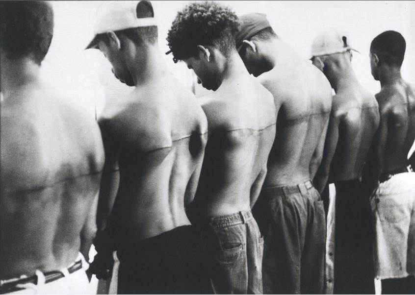 Сантьяго Сьерра. Линия. 1999. Татуировка на спинах 6 человек. 250 см