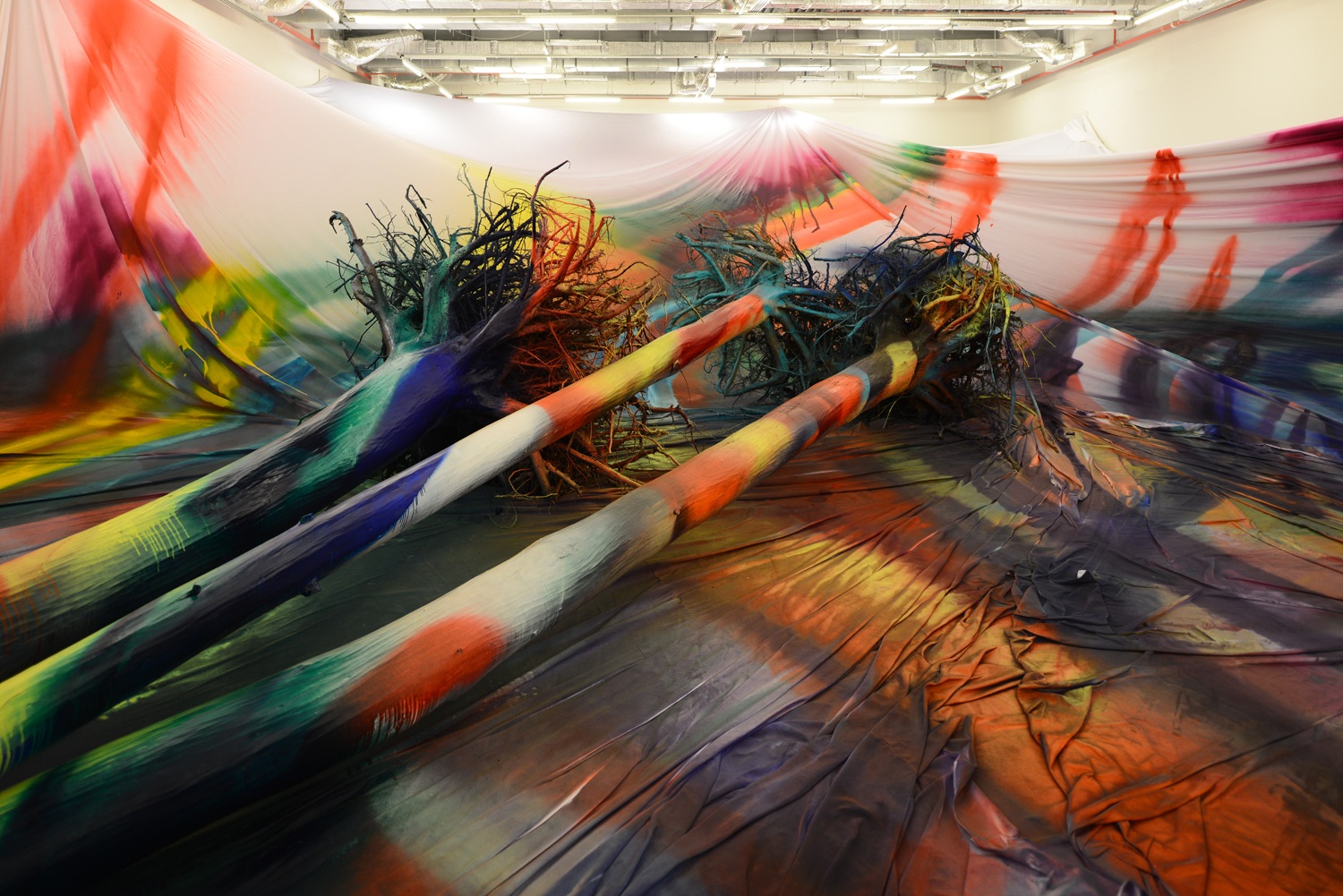 Katharina Grosse, yes no why later, 2015, acrylic on fabric, soil and trees, 550 х 4400 х 1800 cm Photo: Ilya Ivanov; &copy; Garage Museum of Contemporary Art, Katharina Grosse and VG Bild-Kunst, Bonn, 2015 Courtesy of Galerie n&auml;chst St. Stephan/ Rosemarie Schwarzw&auml;lder, Vienna and Johann K&ouml;nig, Berlin