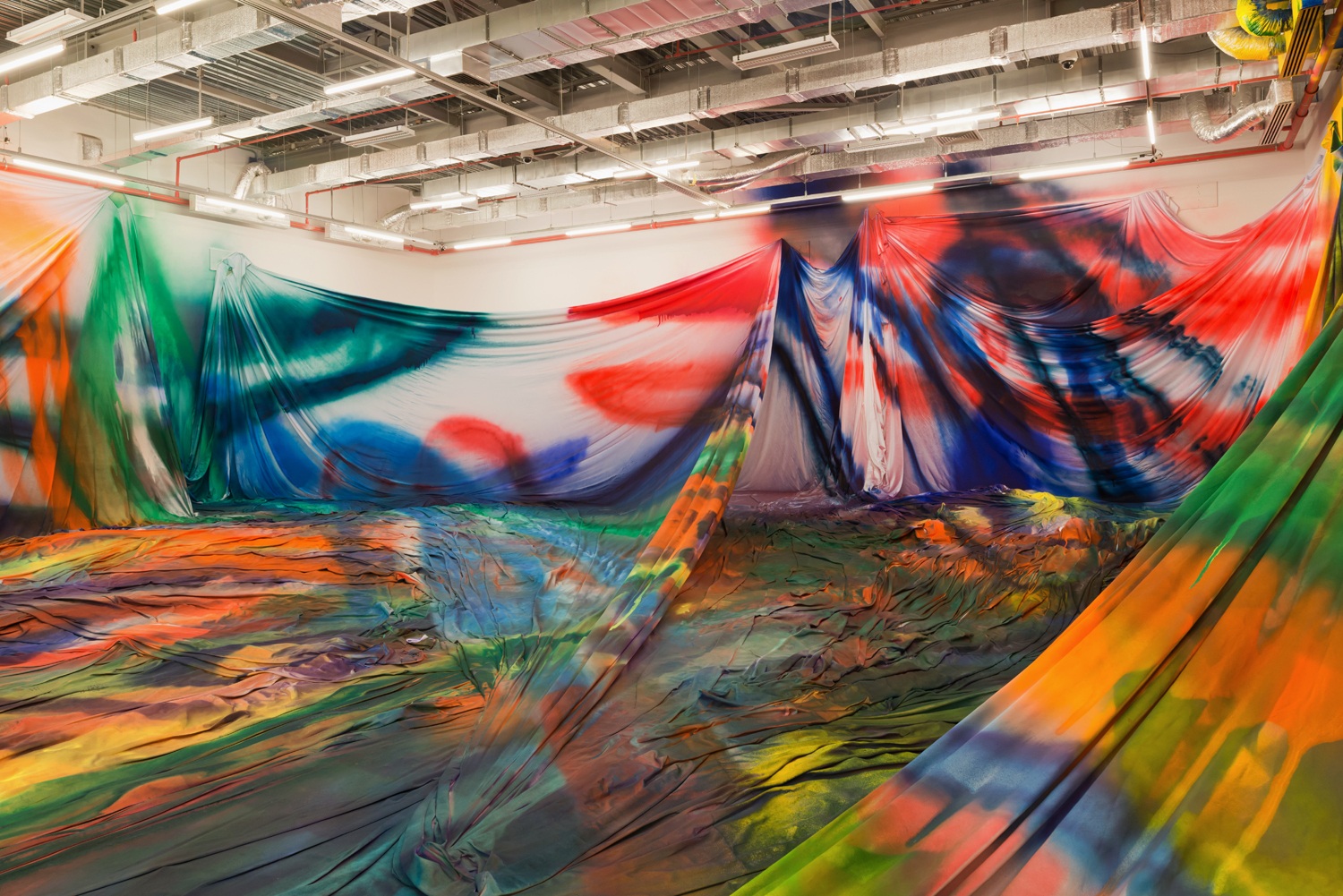 Katharina Grosse, yes no why later, 2015, acrylic on fabric, soil and trees, 550 х 4400 х 1800 cm Photo: Ilya Ivanov; &copy; Garage Museum of Contemporary Art, Katharina Grosse and VG Bild-Kunst, Bonn, 2015 Courtesy of Galerie n&auml;chst St. Stephan/ Rosemarie Schwarzw&auml;lder, Vienna and Johann K&ouml;nig, Berlin