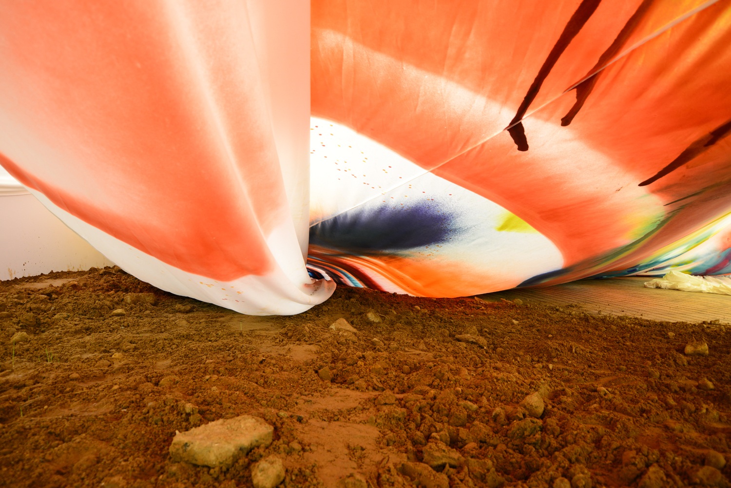 Katharina Grosse, yes no why later, 2015, acrylic on fabric, soil and trees, 550 х 4400 х 1800 cm Photo: Ilya Ivanov; &copy; Garage Museum of Contemporary Art, Katharina Grosse and VG Bild-Kunst, Bonn, 2015 Courtesy of Galerie n&auml;chst St. Stephan/ Rosemarie Schwarzw&auml;lder, Vienna and Johann K&ouml;nig, Berlin