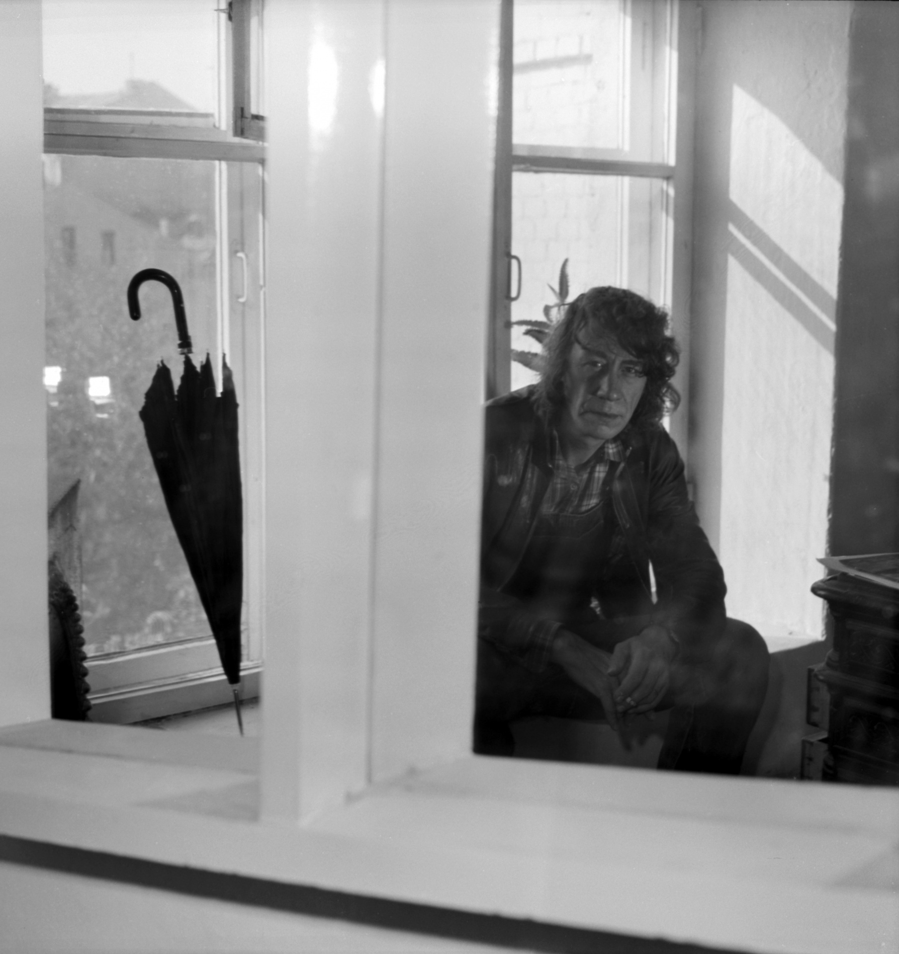 Иван Чуйков. Из серии «Любишь меня – люби мой зонтик». 1984