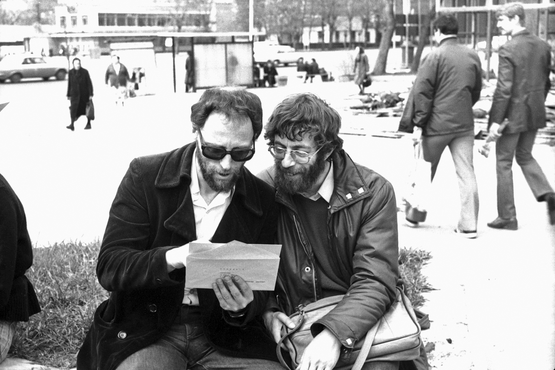 Дмитрий Пригов и Лев Рубинштейн на акции группы «Коллективные действия» «Группа-3». 1983