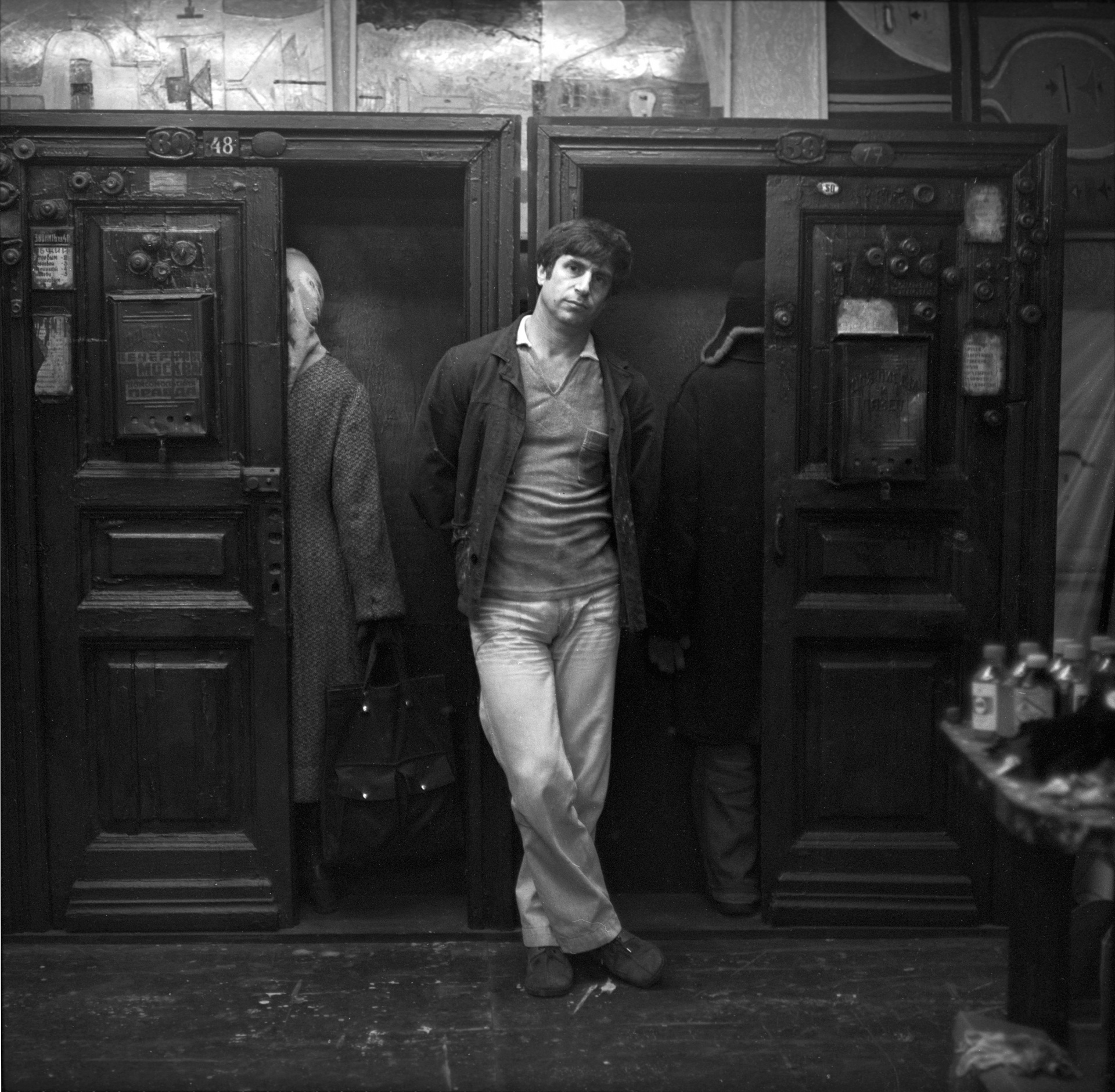 Владимир Янкилевский в своей московской мастерской. 1981