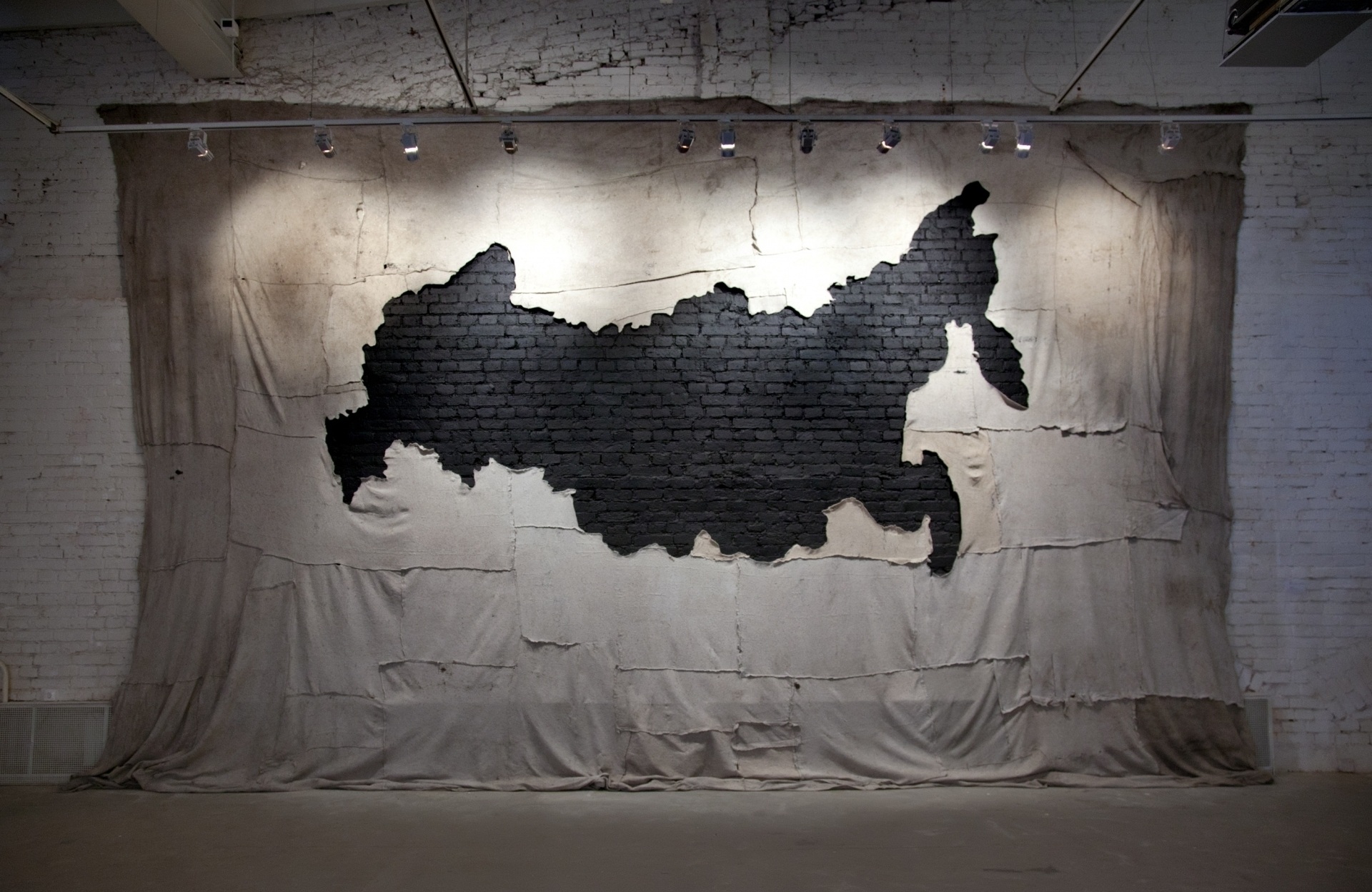 Хаим Сокол. Дыра. 2011 Половые тряпки. 8 х 6м