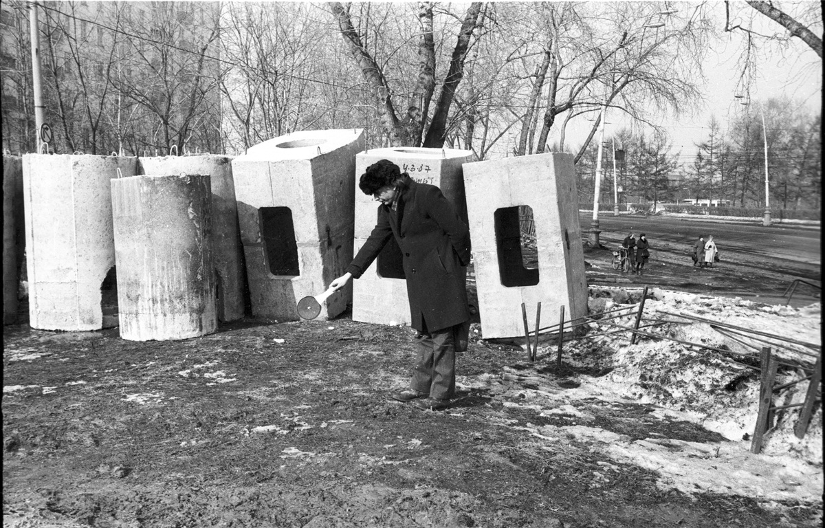 Андрей Монастырский  Из серии «Земляные работы». 1987 (при участии Елены Елагиной)  Предоставлено автором