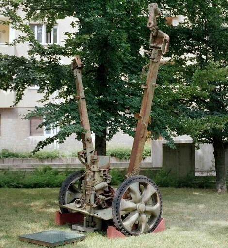 Анатолий Осмоловский Памятник блистательному и победоносному генералу НАТО доктору Фрейду. 2000