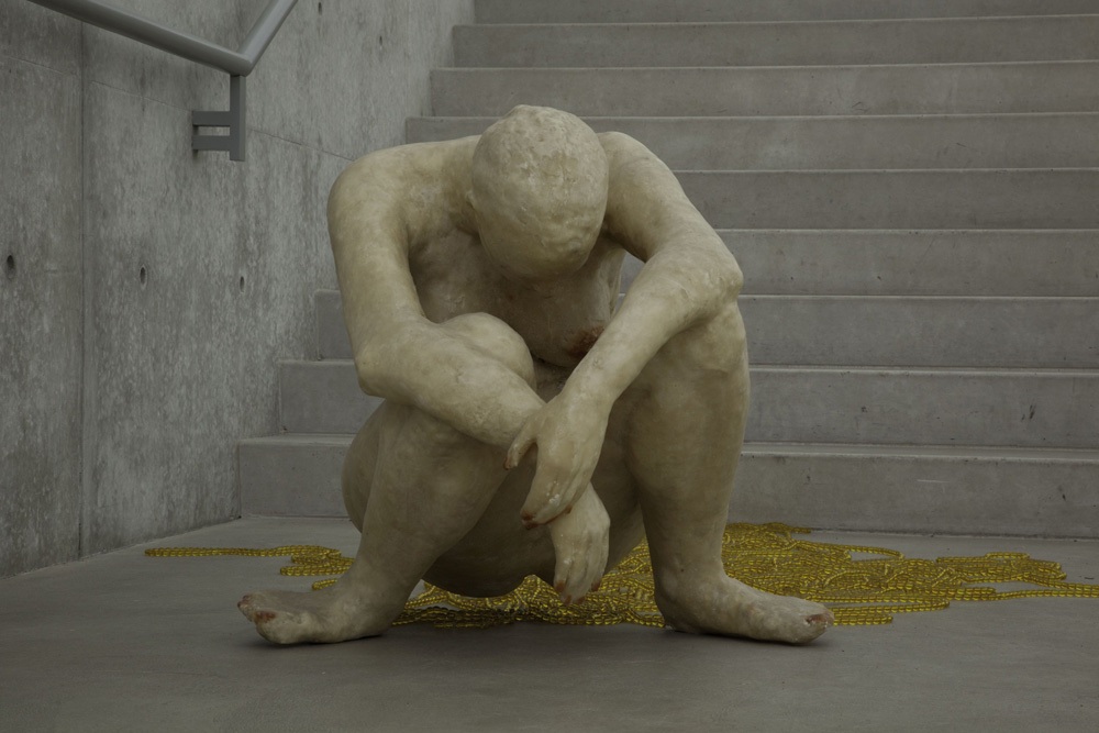 Кики Смит  Pee Body. 1992  Воск, нити со стеклянными бусинами. 68,6 x 71,1 x 71,1 см  Музеи искусств Гарварда, США