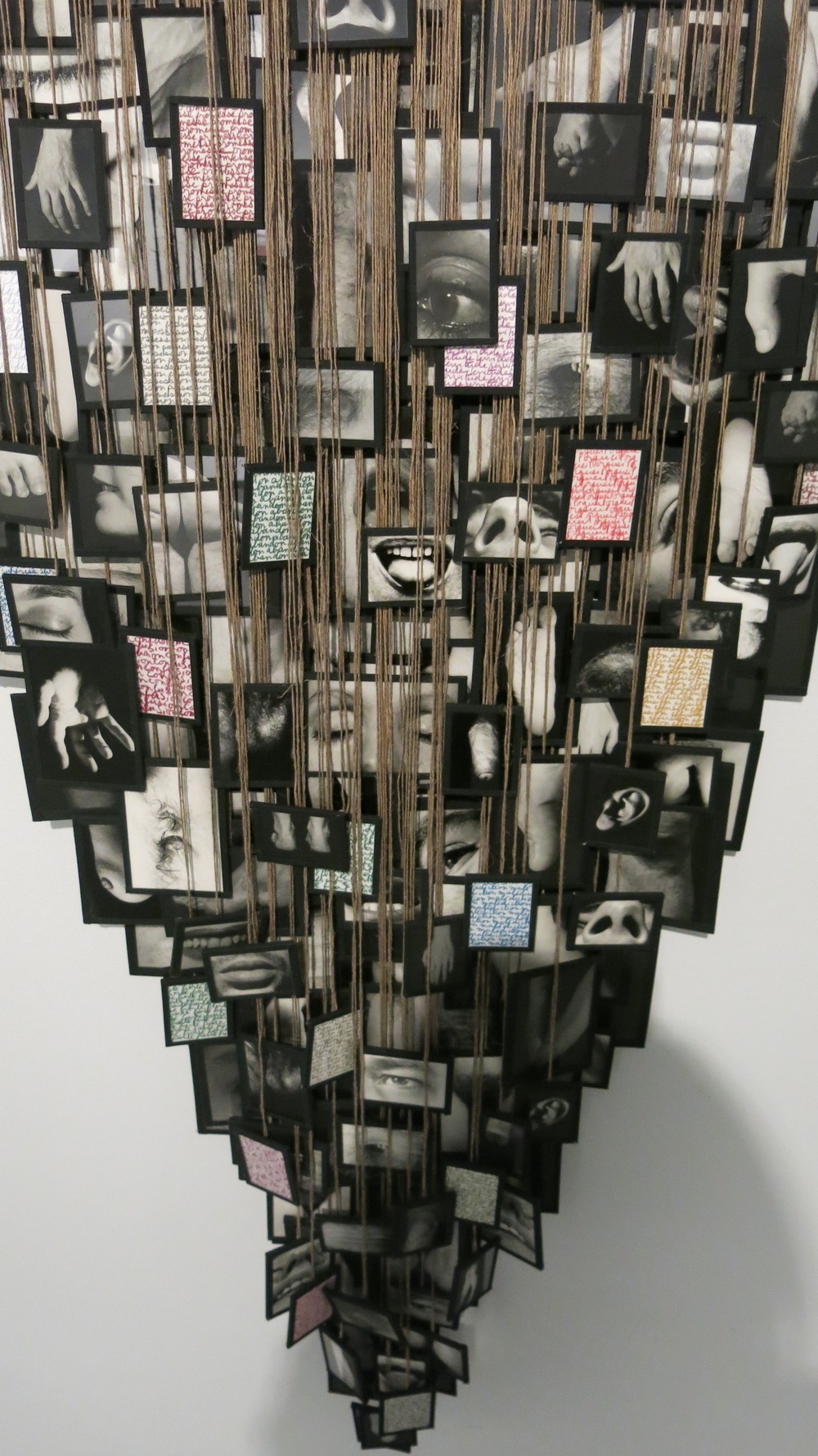 Аннет Мессаже  Мои желания. 1989  Фотографии, струны  Галерея Crousel-Robelin-Bama, Париж