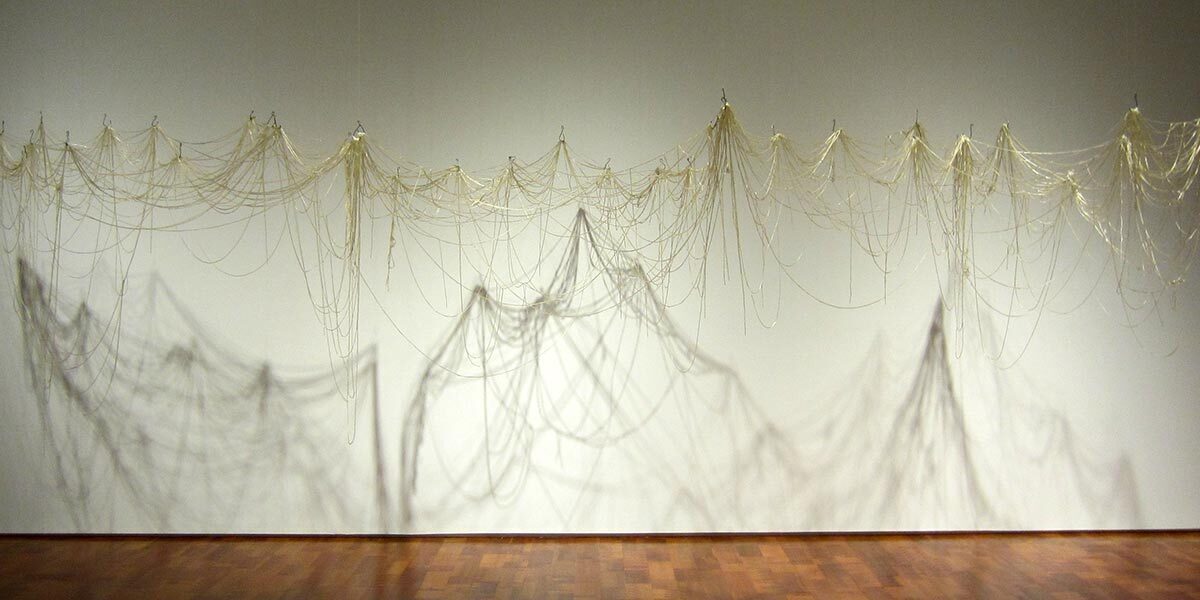 Эва Гессе Сразу после. 1969 Стекловата. 152,39 × 548,61 × 121,91 см Галерея Hauser & Wirth, Швейцария