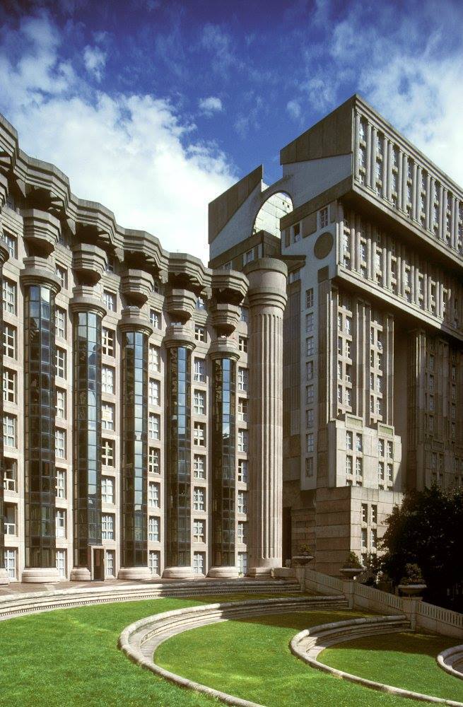 Рикардо Бофилл. Комплекс &laquo;Пространства Абраксас&raquo; в Марн-ла-Валле. 1978&ndash;1984 &copy; Emmanuel Thirard / RIBA Collections