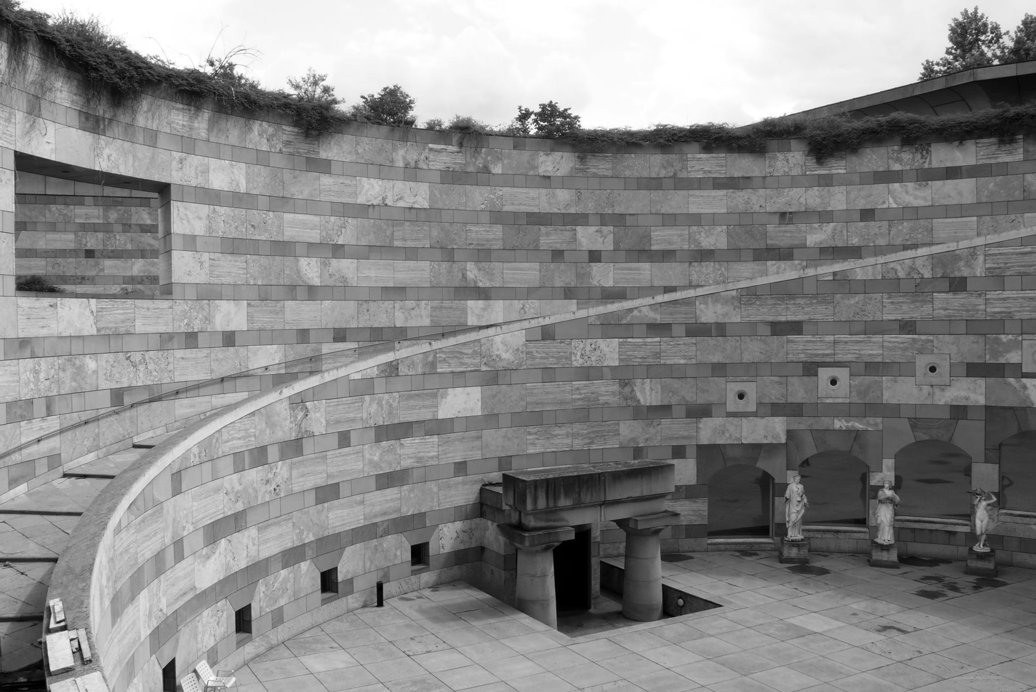 Джеймс Стерлинг. Новая государственная галерея в Штутгарте. 1979&ndash;1984 &copy; Evan Chakroff