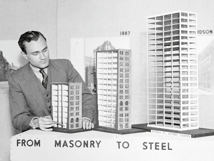 Philip Johnson with three models for the exhibition Early Modern Architecture, Chicago 1870–1910, which took place at the New York Museum of Modern Art in 1933.© Bettmann/CORBIS