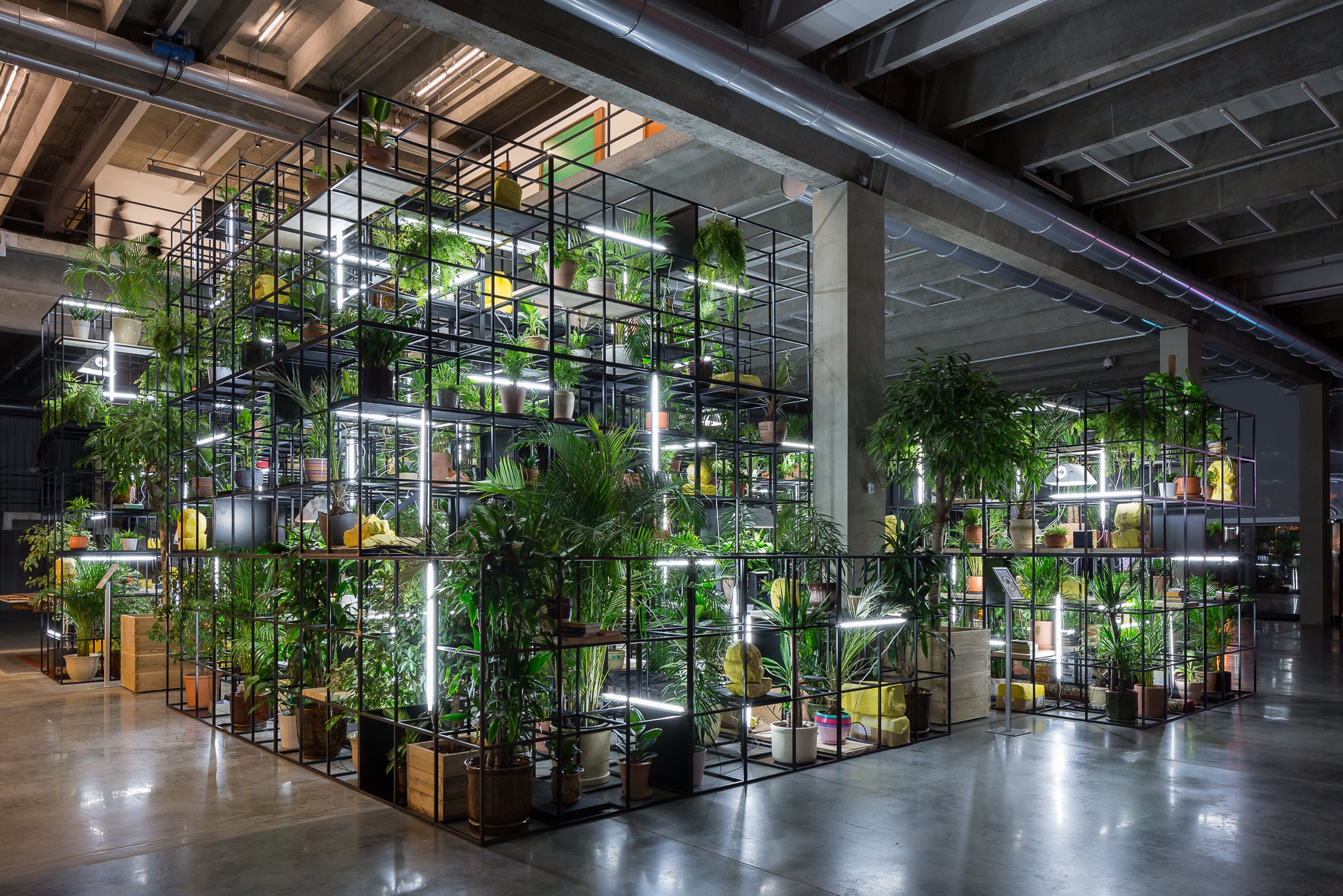 Вид инсталляции Рашида Джонсона &laquo;В нашем дворе&raquo;, Музей современного искусства &laquo;Гараж&raquo;, Москва, 2016 Фото: Ольга Алексеенко&copy; Музей современного искусства &laquo;Гараж&raquo;